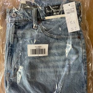 Brand New Abercrombie 4 inch Mom Short CURVE LOVE Size 30 in Light Destroy